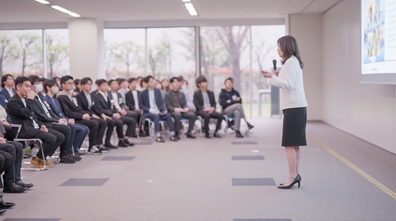 Photo of Chief Human Resources Officer Utae Nakanishi Presenting