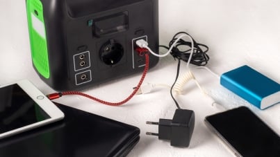 Portable battery pack charging multiple devices 