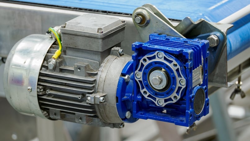 High-voltage inverter connected to an electric motor and gearbox.