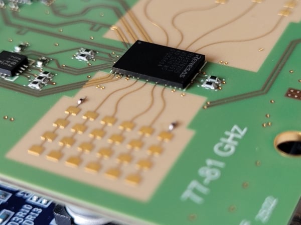 Figure 1: Radar MMIC to antenna connection through BGA interfaces